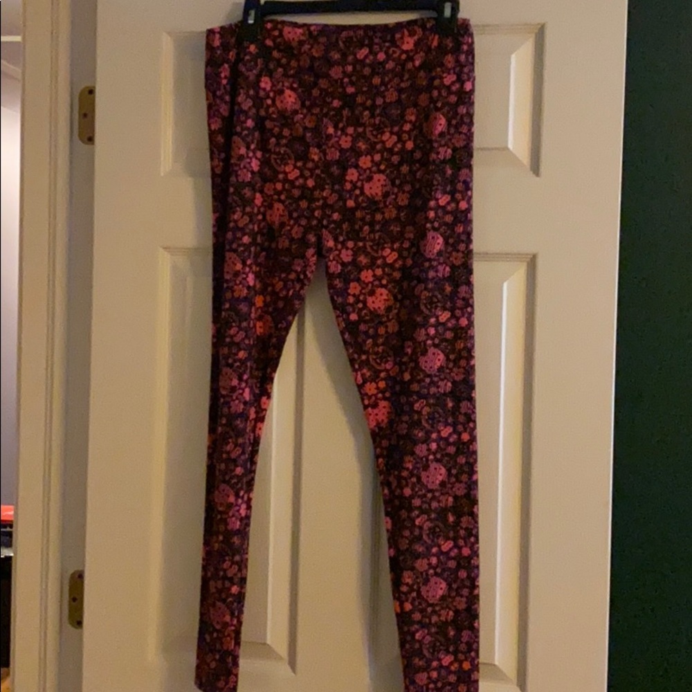 LuLaRoe Tall and Curvy legging, black and pink